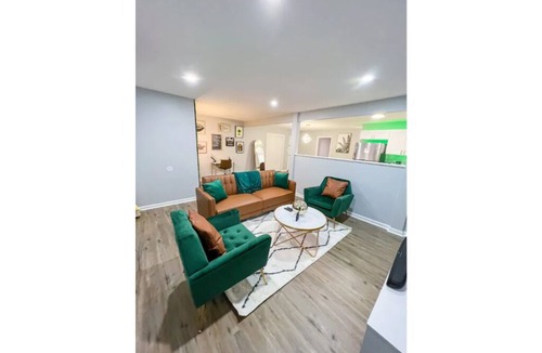 Yalesville Apartment | Exhilarating Emerald & Gold Apt! No cleaning fee