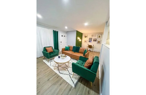 Yalesville Apartment | Exhilarating Emerald & Gold Apt! No cleaning fee