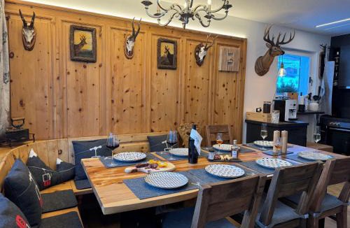Engadin Scoul House | Exklusives Berg-Bijou mit Bergblick mit privaten Wellnessbereich Hot Tube und Sauna -Hunde herzlich Willkommen mit eingezäunten Grundstück