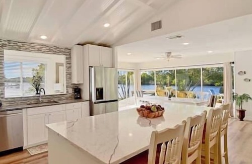 Buckingham House | Exotic Water Front Getaway! Sleeps 14