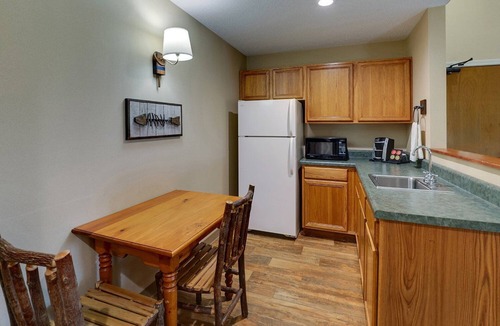 Peoria Hotel | Expanded King in Stoney Creek Peoria! Living Area w/Sofa Sleeper | 2 Units