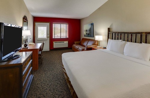 Peoria Hotel | Expanded King in Stoney Creek Peoria! Living Area w/Sofa Sleeper | 2 Units