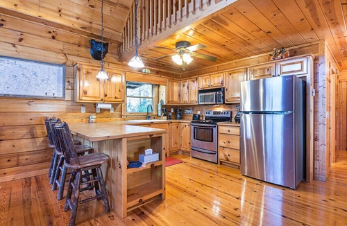 Hemp Cabin | EXPANDED MTN/VALLEY VIEW-500FT NOISY HEMPTOWN CREEK-ARCADE-FIREPIT-REALLOG CABIN