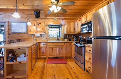 Hemp Cabin | EXPANDED MTN/VALLEY VIEW-500FT NOISY HEMPTOWN CREEK-ARCADE-FIREPIT-REALLOG CABIN