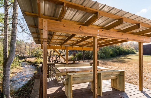 Hemp Cabin | EXPANDED MTN/VALLEY VIEW-500FT NOISY HEMPTOWN CREEK-ARCADE-FIREPIT-REALLOG CABIN