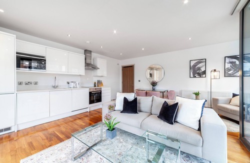 Victoria Apartment | Expansive 3BR sanctuary flat in Hackney