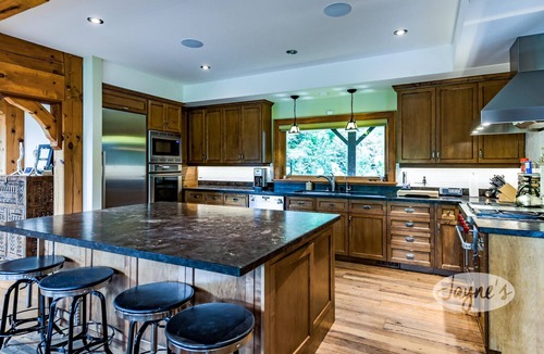 Glen Huron Ski Chalet | Expansive 6bed 5bath Chalet in The Blue Mountains! Hot Tub!
