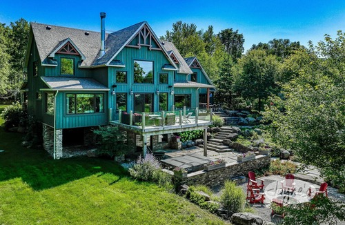 Glen Huron Ski Chalet | Expansive 6bed 5bath Chalet in The Blue Mountains! Hot Tub!