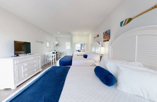 Lower Township Hotel | Expansive Double King Room for a Luxurious Group Stay