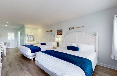 Lower Township Hotel | Expansive Double King Room for a Luxurious Group Stay