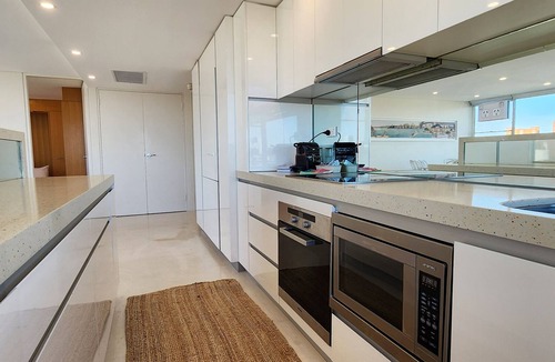 Elizabeth Bay Apartment | Expansive Harbour Views