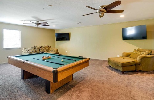 Texas City House | Expansive Home w/Pool Table ~ 15 Mi to Galveston!