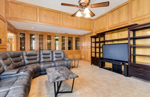 Texas City House | Expansive Home w/Pool Table ~ 15 Mi to Galveston!