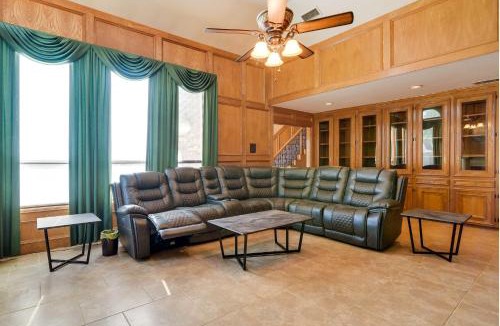 Texas City House | Expansive Home w/Pool Table ~ 15 Mi to Galveston!