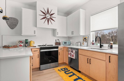 Donelson House | Experience 3 bedroom vibrant mid-century style and rock-n-roll spirit blend.