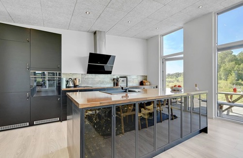Øksenmølle House | Experience a beautifully sized and well furnished cottage with panoramic views over the lake.