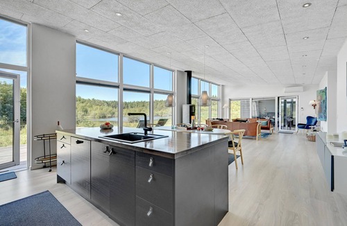 Øksenmølle House | Experience a beautifully sized and well furnished cottage with panoramic views over the lake.