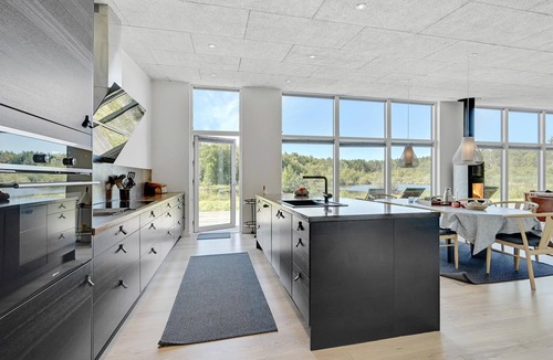 Øksenmølle House | Experience a beautifully sized and well furnished cottage with panoramic views over the lake.