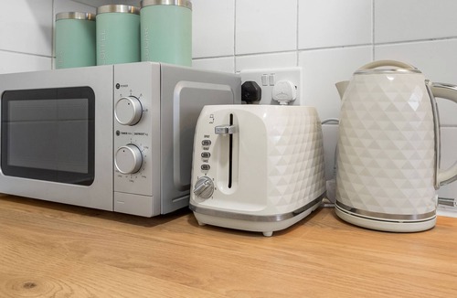 Richmond-upon-Thames Apartment | Experience a beautifully maintained home in a quiet setting,