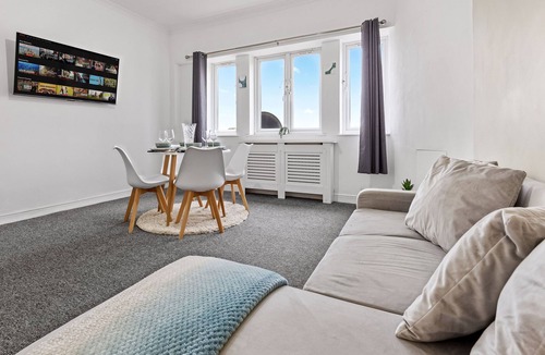 Richmond-upon-Thames Apartment | Experience a beautifully maintained home in a quiet setting,