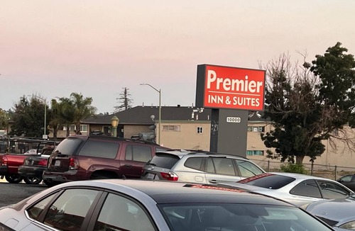 Oakland Hotel | Experience Affordable Family Comfort Near Oakland Zoo in 2 Queen Bed Room