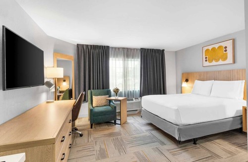 East Congress Hotel | Experience Austin's Famous 6th Street from Comfortable & Family Friendly Suites