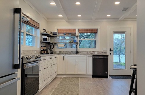 Quincy House | Experience Beautiful Lake Point!