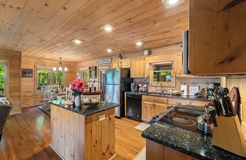 Ridges Over the Lake Cabin | Experience breathtaking mountain views at Sunset Ridge Aska