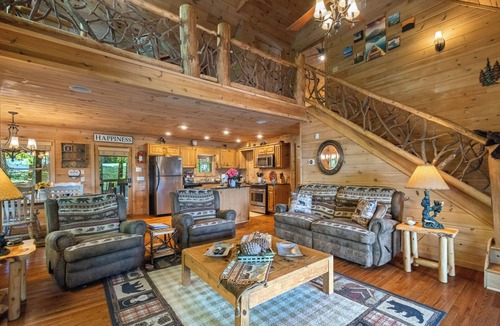 Ridges Over the Lake Cabin | Experience breathtaking mountain views at Sunset Ridge Aska