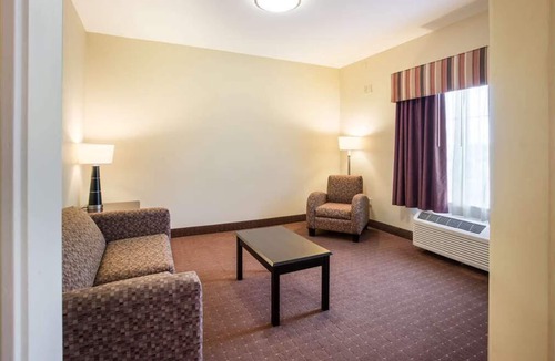 Saint Landry Hotel | Experience Comfort in Bunkie! With Free Parking & Free Breakfast, Pool!