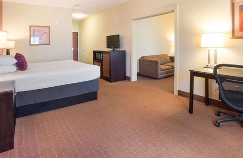 Saint Landry Hotel | Experience Comfort in Bunkie! With Free Parking & Free Breakfast, Pool!
