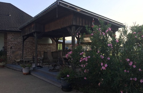 Mansfield House | Experience Country living, 1 br, pool, fishing pond
