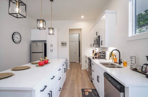 Eastside Promise Neighborhood Apartment | Experience Downtown Living: 3BR/3BA Perfect Stays
