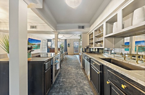 Old East Dallas Condo | Experience elevated comfort in this upscale 2-bedroom Dallas condo with pool views and exclusive access to an award-winning courtyard featuring a resort-style pool, hot tub, dry sauna, and lush lounge areas. Enjoy a 77″ smart TV, sleek leather sofa,