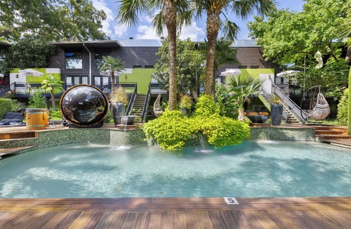 Old East Dallas Condo | Experience elevated comfort in this upscale 2-bedroom Dallas condo with pool views and exclusive access to an award-winning courtyard featuring a resort-style pool, hot tub, dry sauna, and lush lounge areas. Enjoy a 77″ smart TV, sleek leather sofa,