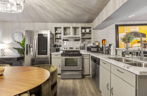 Old East Dallas Condo | Experience elevated living in this executive 2-bed, 1.5-bath furnished condo featuring a private garden-view patio. Enjoy resort-style amenities including a pool, sauna, cold plunge, and outdoor fitness deck. Perfect for extended stays!