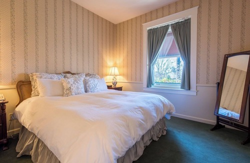 Santa Rosa Hotel | Experience Historic Charm + Comfort in a Serene Santa Rosa Wine Country Room