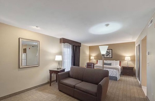 Urbana Hotel | Experience King Bed Comfort Close to Local Attractions in Urbana