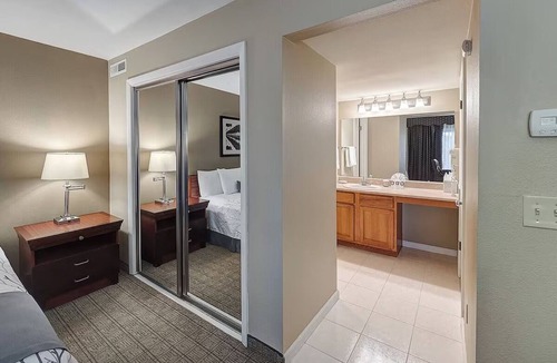 Urbana Hotel | Experience King Bed Comfort Close to Local Attractions in Urbana