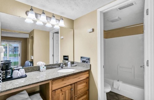 Urbana Hotel | Experience King Bed Comfort Close to Local Attractions in Urbana