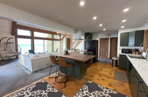Youngstown Cottage | Experience lake life steps away in Youngstown's 4-bedroom cottage