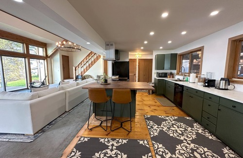 Youngstown Cottage | Experience lake life steps away in Youngstown's 4-bedroom cottage