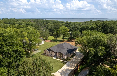 Kingston House | Experience Lake Texoma in just 3 mins! Spacious 4-Bed Vacation Home.