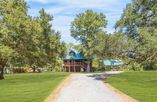 New Iberia House | Experience Louisiana, Cabin on Bayou Petite Anse