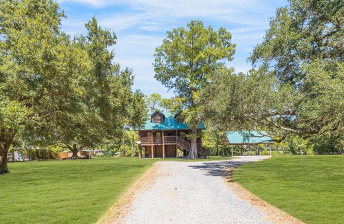 New Iberia Cabin | Experience Louisiana, Cabin on Bayou Petite Anse, centrally located in Acadiana