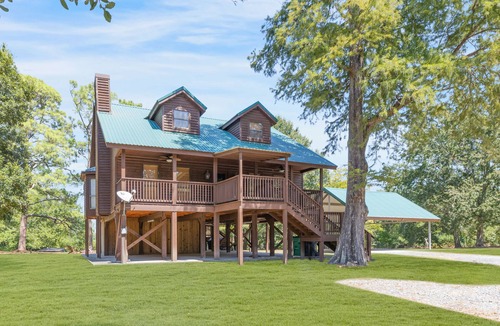 New Iberia Cabin | Experience Louisiana, Cabin on Bayou Petite Anse, centrally located in Acadiana