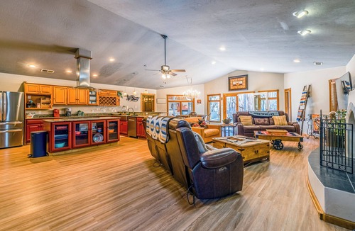 Ruidoso House | Experience Luxury and Entertainment at Riverside Retreat