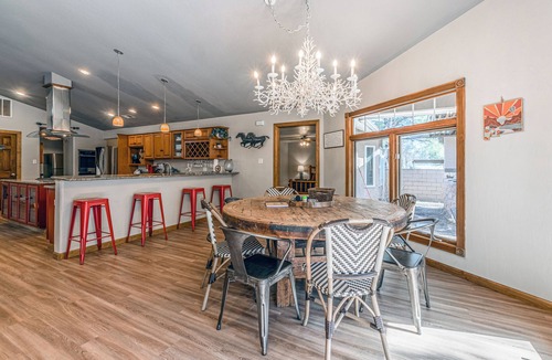 Ruidoso House | Experience Luxury and Entertainment at Riverside Retreat
