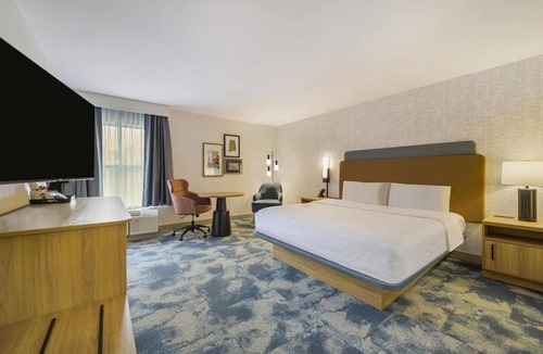 Huntsville Hotel | Experience Modern Room w/Free Breakfast, Parking & Seasonal Outdoor Pool