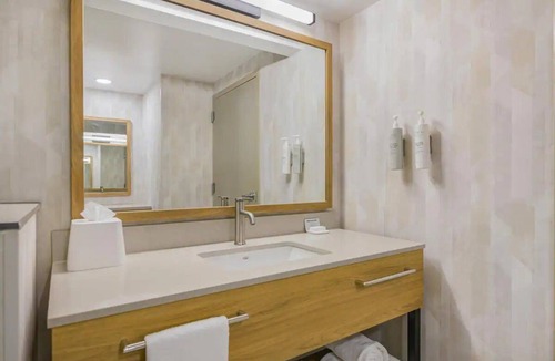 Huntsville Hotel | Experience Modern Room w/Free Breakfast, Parking & Seasonal Outdoor Pool